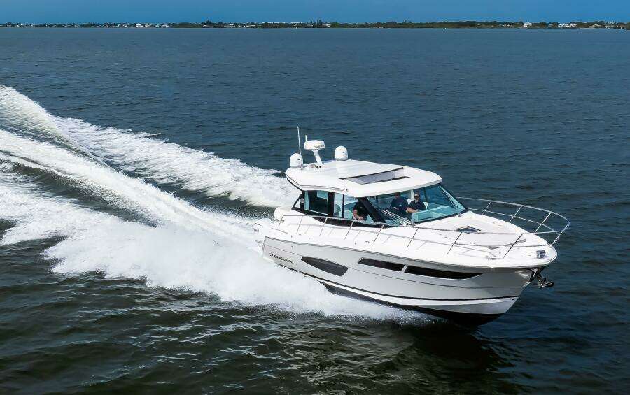 Regal XO 38 Lady G- Profile