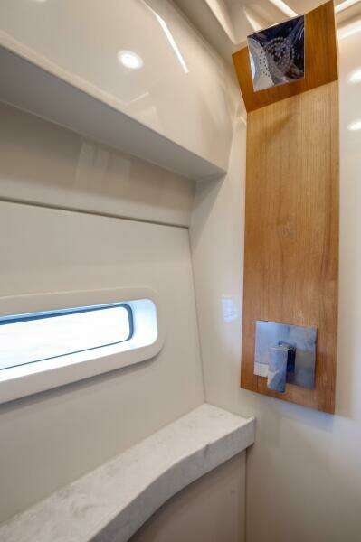 Regal XO 38 Lady G- VIP Stateroom Head