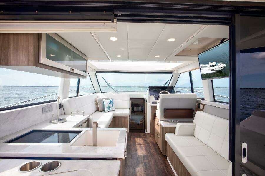 Regal XO 38 Lady G- Salon