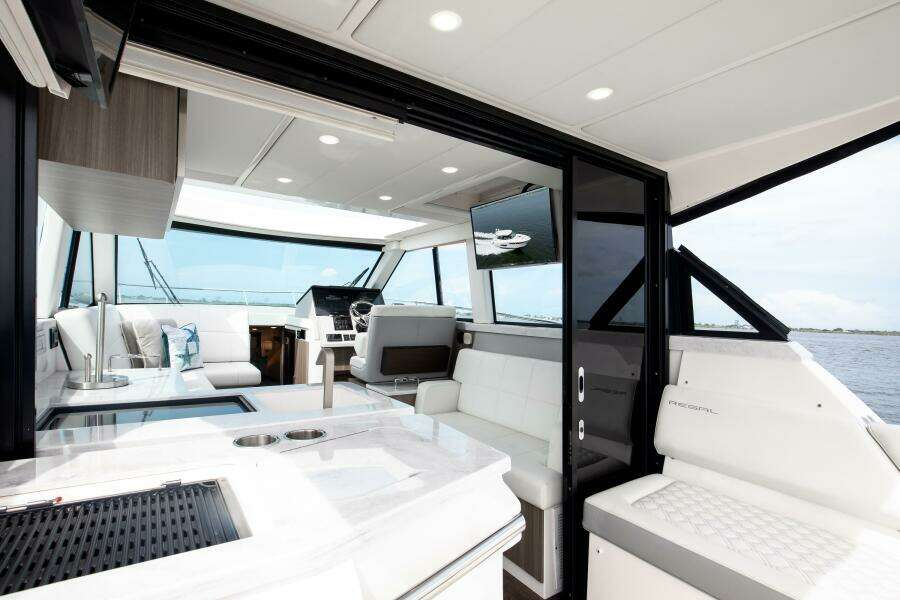 Regal XO 38 Lady G- Salon