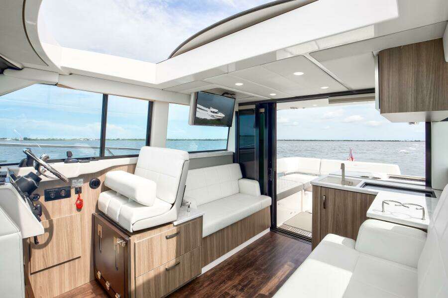 Regal XO 38 Lady G- Salon
