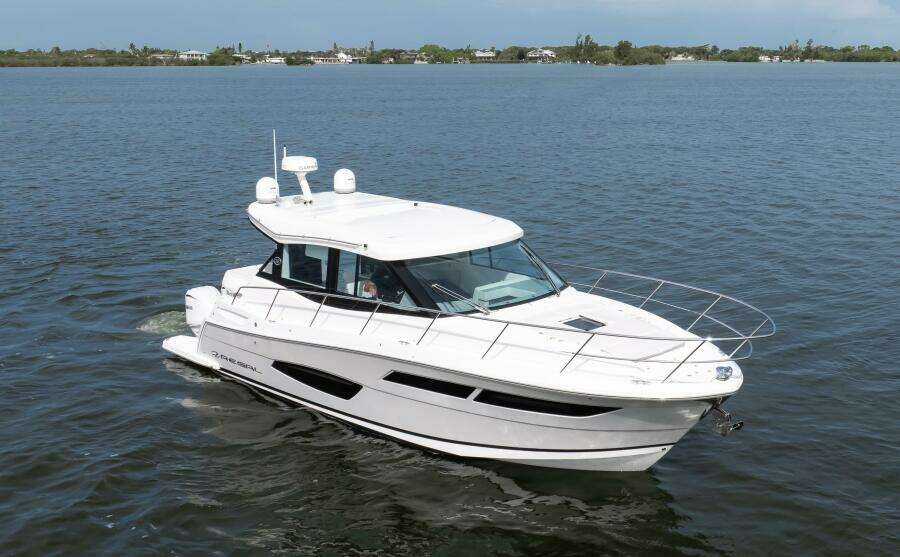 Regal XO 38 Lady G- Profile