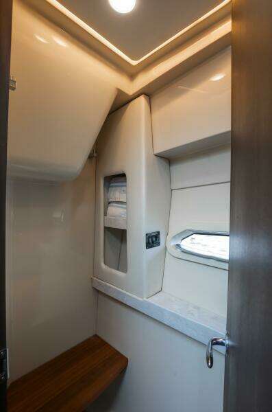 Regal XO 38 Lady G- VIP Stateroom Head