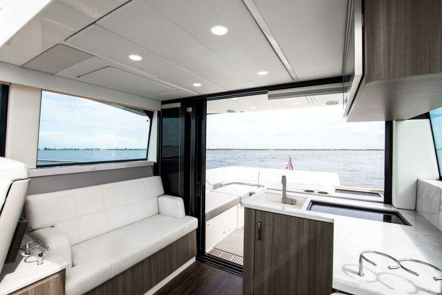 Regal XO 38 Lady G- Salon