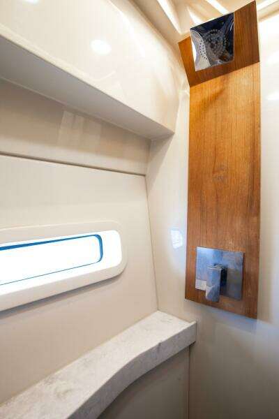 Regal XO 38 Lady G- VIP Stateroom Head