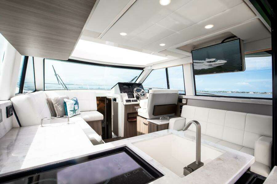 Regal XO 38 Lady G- Salon