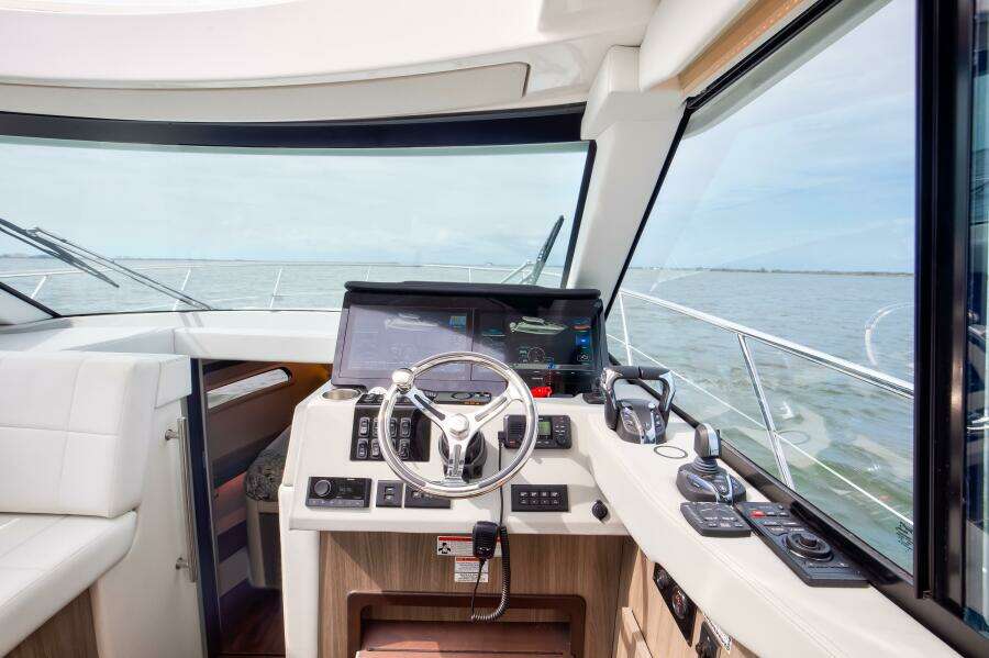 Regal XO 38 Lady G- Helm