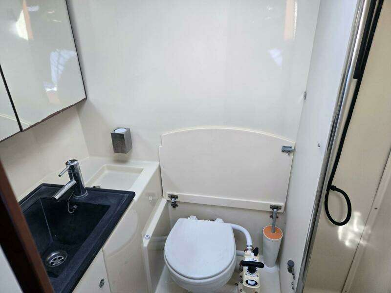 Vee Berth Head w/ Shower Stall