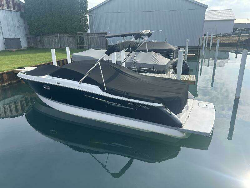 26ft Four Winns Yacht For Sale