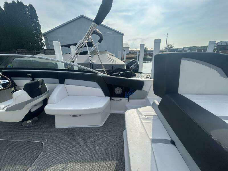 26ft Four Winns Yacht For Sale