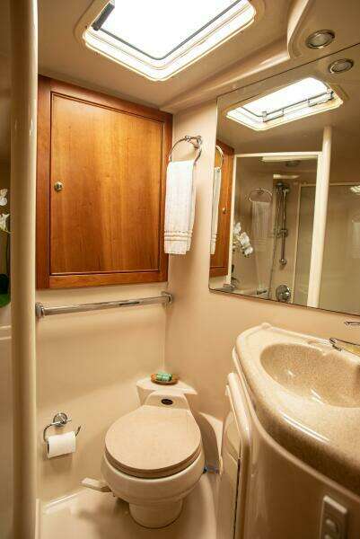 2002 Riviera 40 Flybridge - SKIESTA - Head
