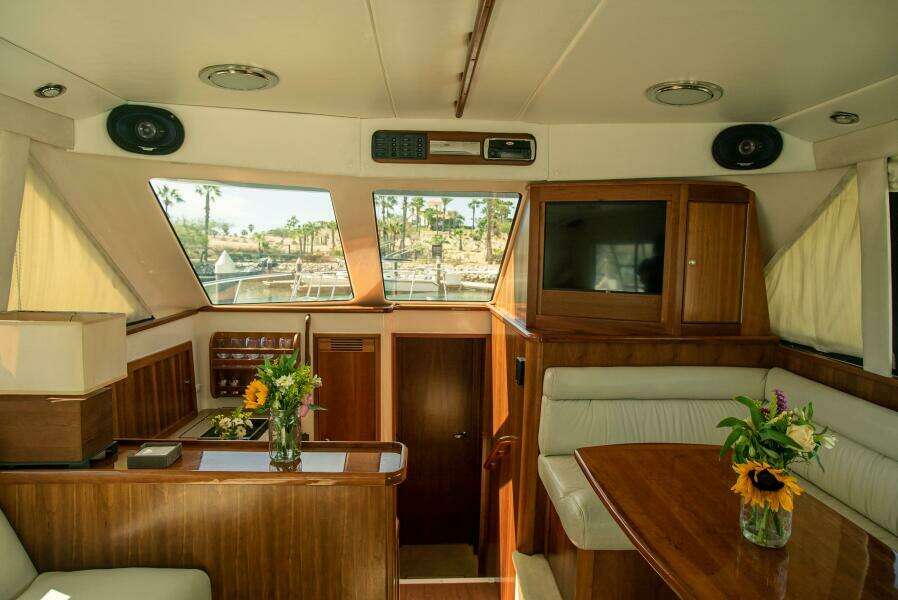 2002 Riviera 40 Flybridge - SKIESTA - Salon