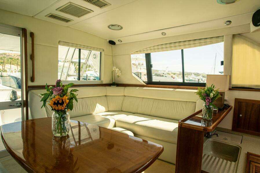 2002 Riviera 40 Flybridge - SKIESTA - Salon