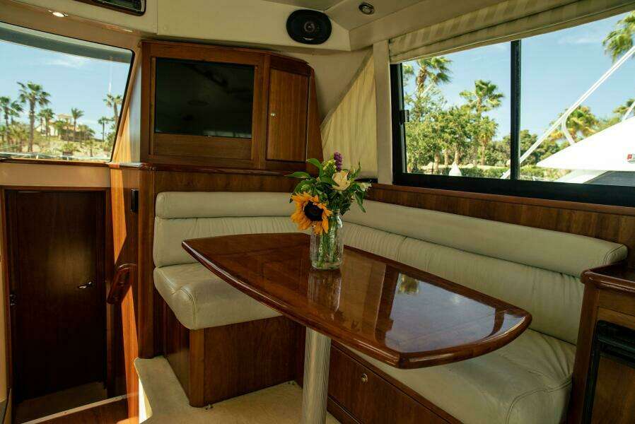 2002 Riviera 40 Flybridge - SKIESTA - Dinette