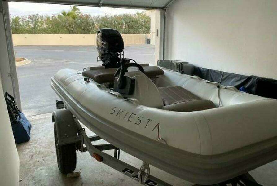2002 Riviera 40 Flybridge - SKIESTA - Dinghy