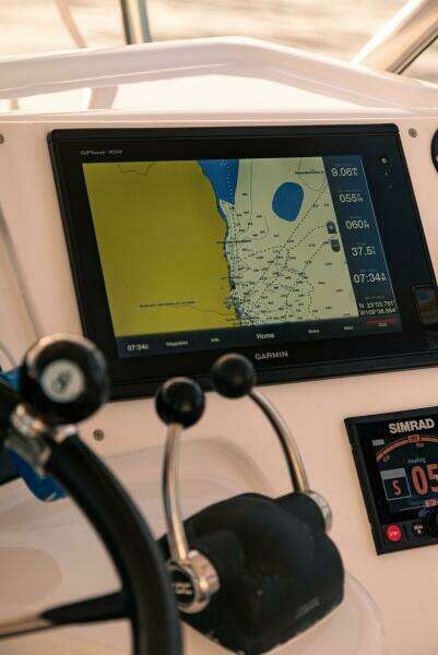2002 Riviera 40 Flybridge - SKIESTA - Helm