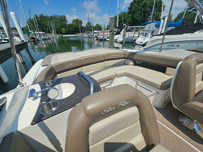25ft Sea Ray Yacht For Sale