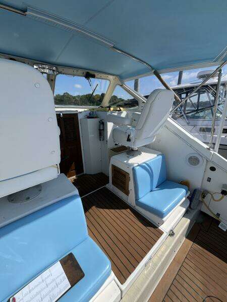 28ft Uniflite Yacht For Sale