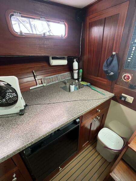 28ft Uniflite Yacht For Sale