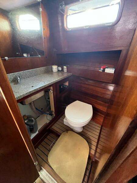 28ft Uniflite Yacht For Sale