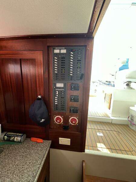 28ft Uniflite Yacht For Sale