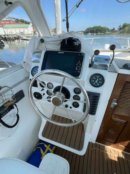 28ft Uniflite Yacht For Sale