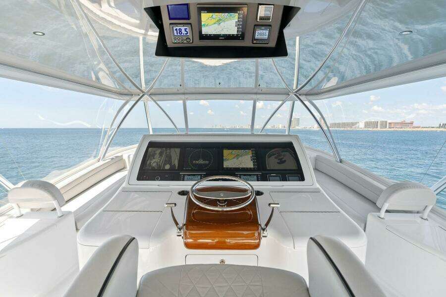 2023 Viking 80 Convertible Helm