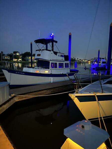 Zettie Ray 30ft Willard Yacht For Sale