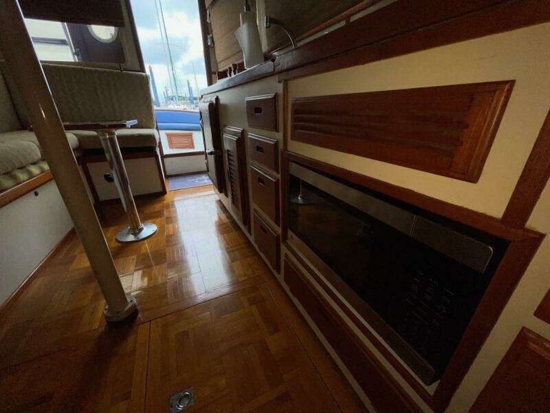 Zettie Ray 30ft Willard Yacht For Sale