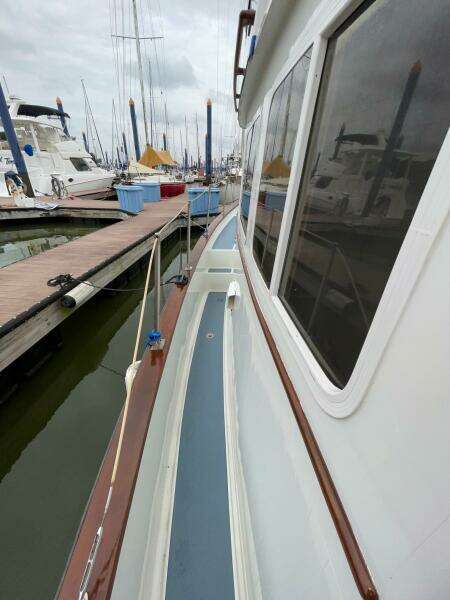 Zettie Ray 30ft Willard Yacht For Sale