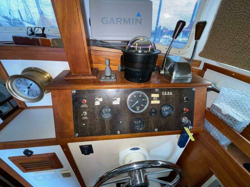 Zettie Ray 30ft Willard Yacht For Sale
