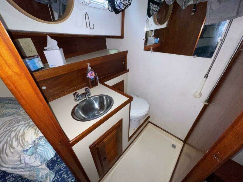 Zettie Ray 30ft Willard Yacht For Sale