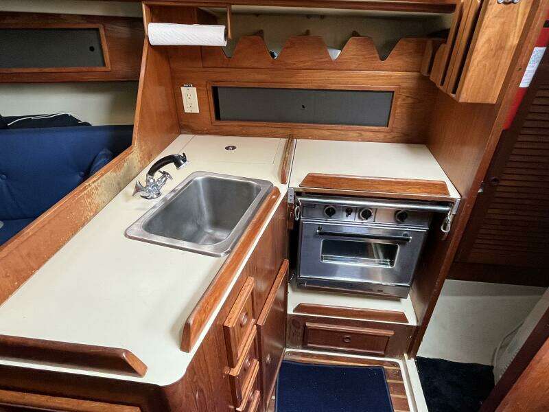 33ft Pearson Yacht For Sale