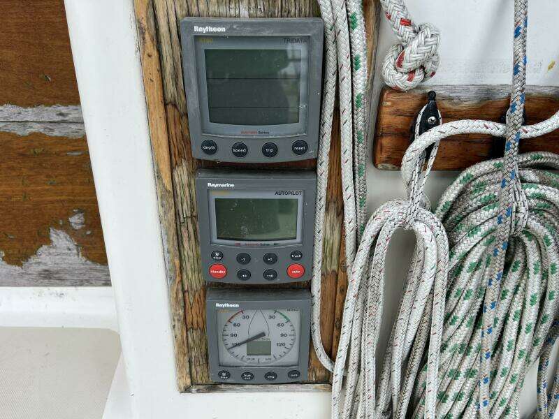 33ft Pearson Yacht For Sale