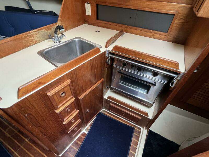 33ft Pearson Yacht For Sale