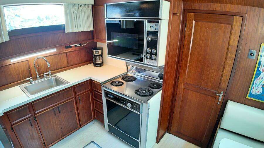 Hooch 53ft Hatteras Yacht For Sale