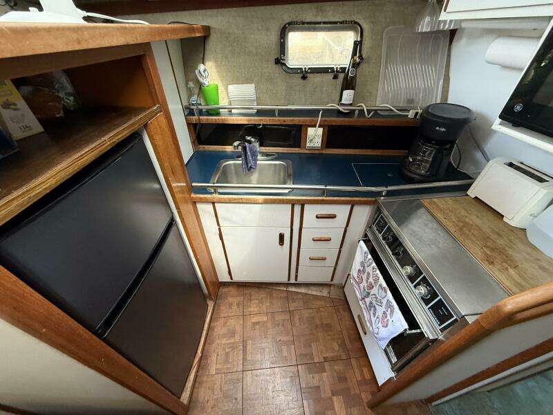Lily s Pad 32ft Carver Yacht For Sale