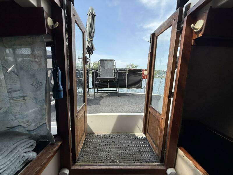 Lily s Pad 32ft Carver Yacht For Sale