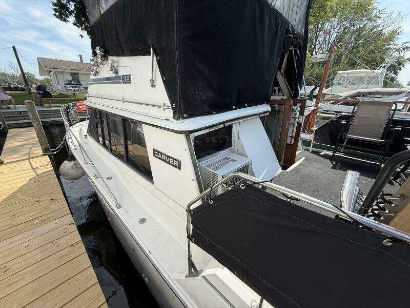 Lily s Pad 32ft Carver Yacht For Sale