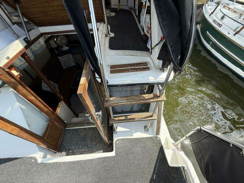 Lily s Pad 32ft Carver Yacht For Sale