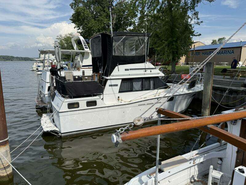 Lily s Pad 32ft Carver Yacht For Sale