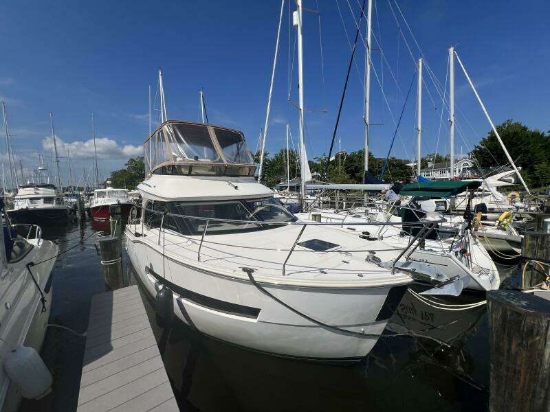2016 Carver C34 Starboard Bow