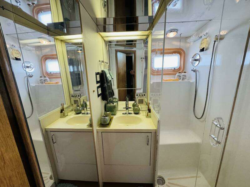 Layla Rose 52ft Hatteras Yacht For Sale