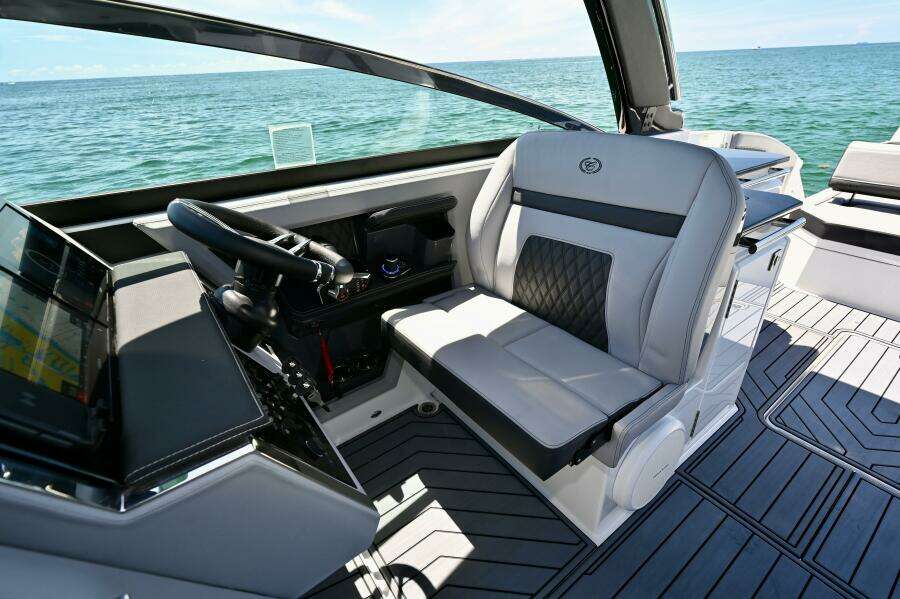 33ft Cobalt Yacht For Sale