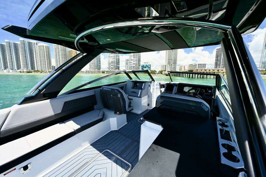 33ft Cobalt Yacht For Sale