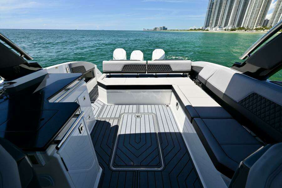 33ft Cobalt Yacht For Sale