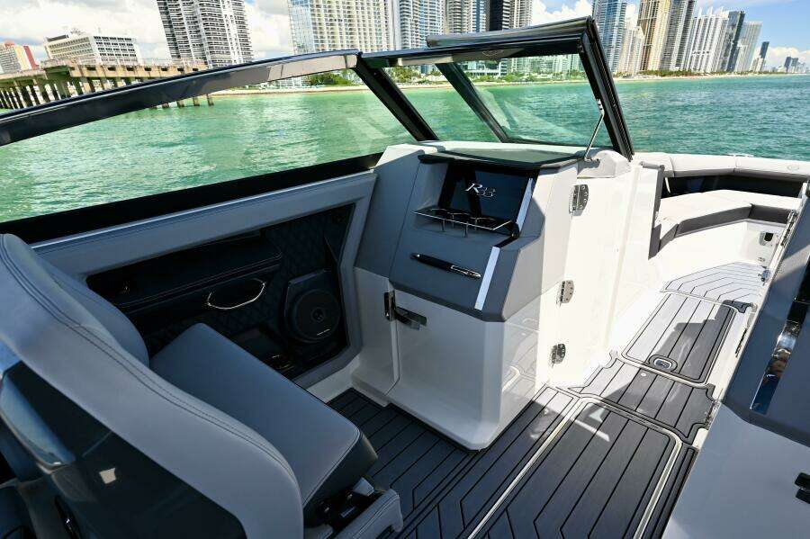 33ft Cobalt Yacht For Sale