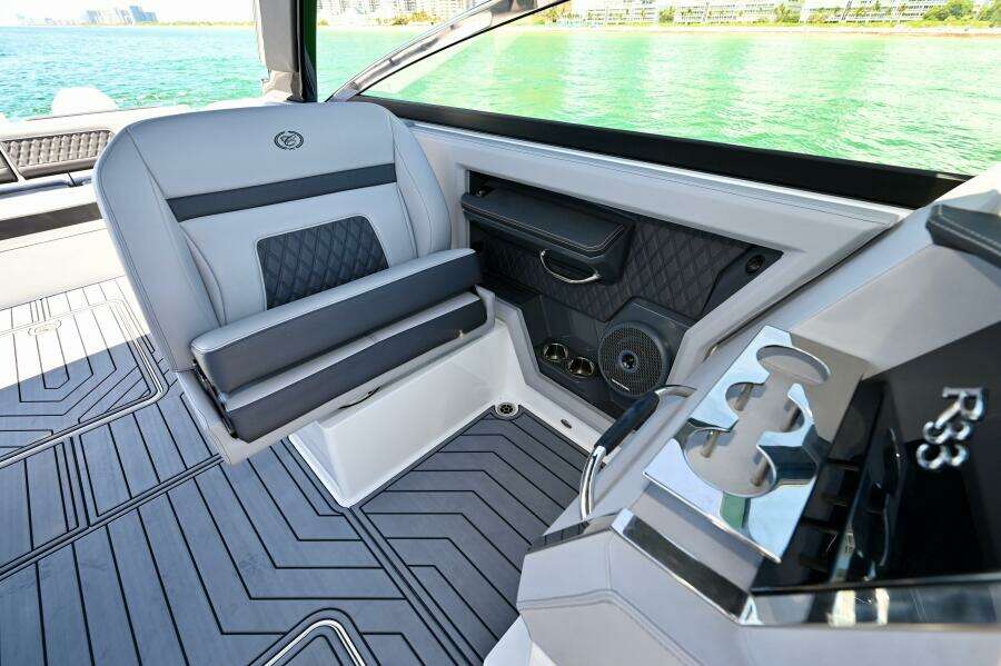 33ft Cobalt Yacht For Sale