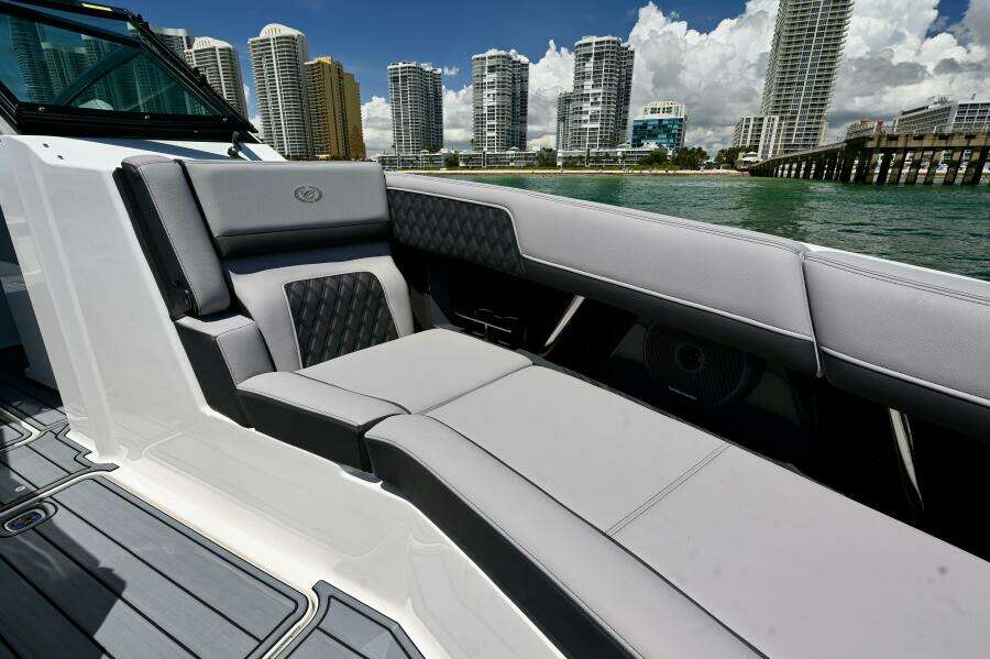 33ft Cobalt Yacht For Sale