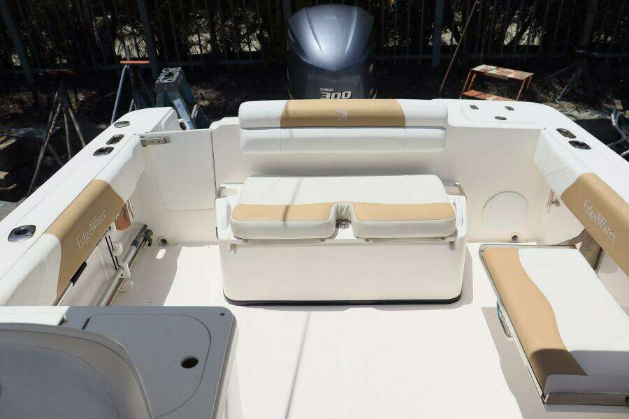 LURE E 24ft Edgewater Yacht For Sale